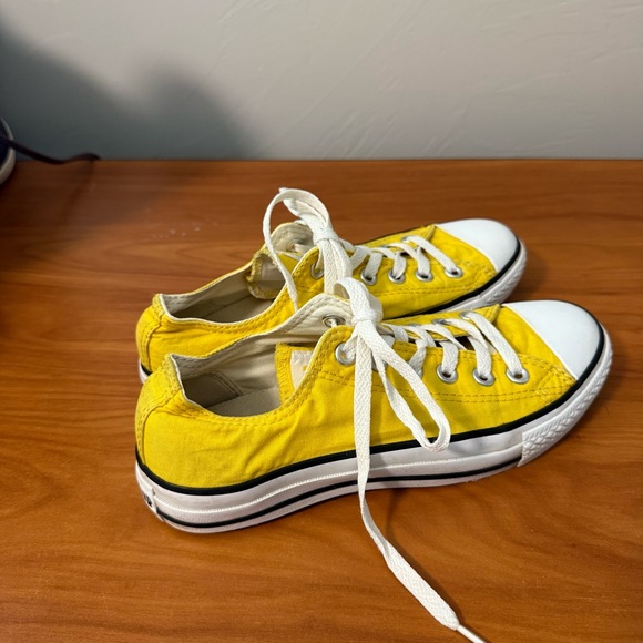 Chuck Taylor All Star OX Converse Low Top Sneaker Yellow White Lace Up Casual W7 - Picture 3 of 8